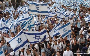 Согласно опросам, большинство израильтян считают, что Нетаниягу хорошо справляется со своими обязанностями во время войны в Газе. Вместе с тем, большинство также считает, что ХАМАС должен быть уничтожен.