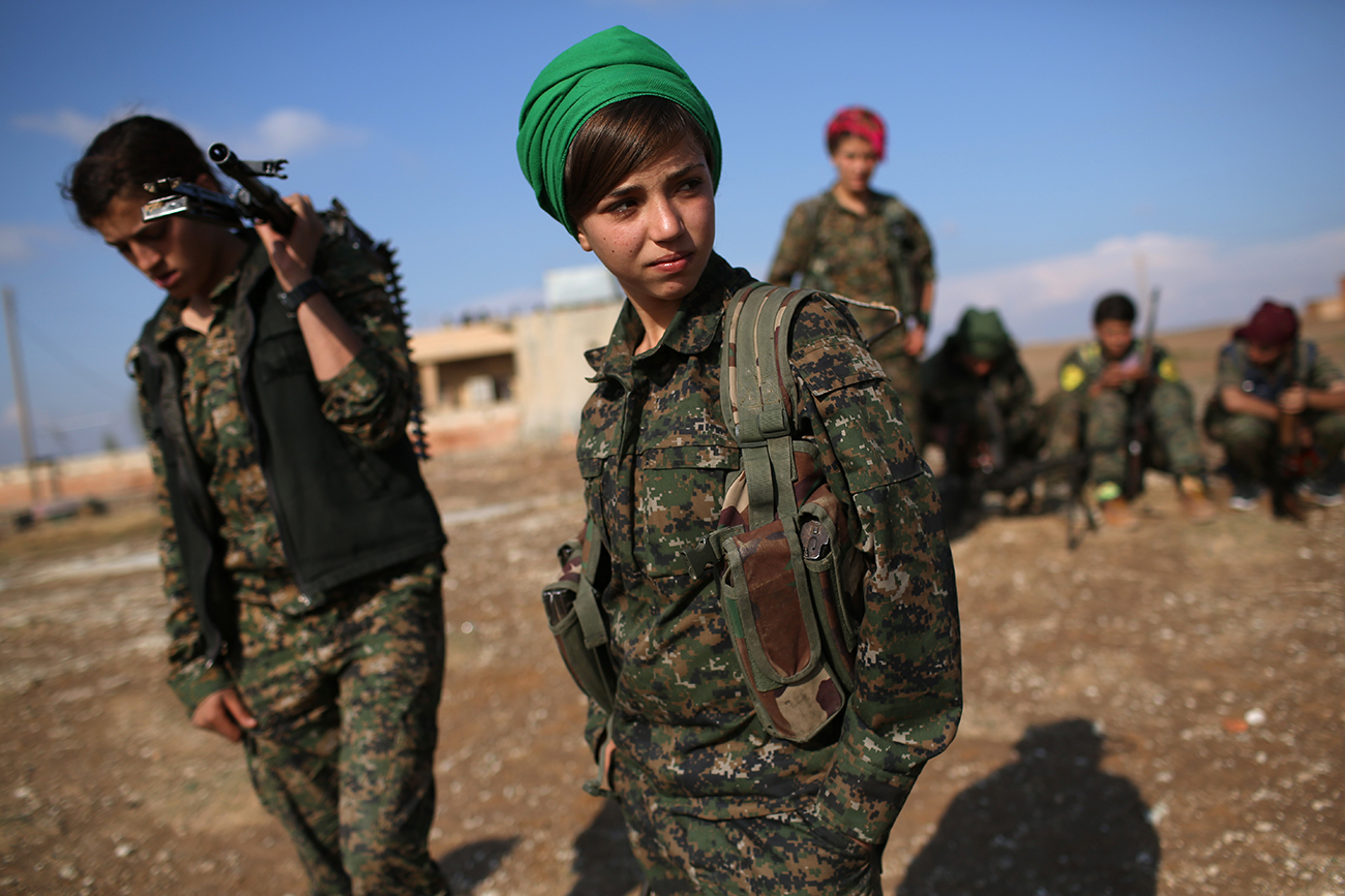 Аль-Хол, Сирийский Курдистан. Курдские женщины на передовой линии фронта с ИГИЛ. Фото: John Moore/Getty Images