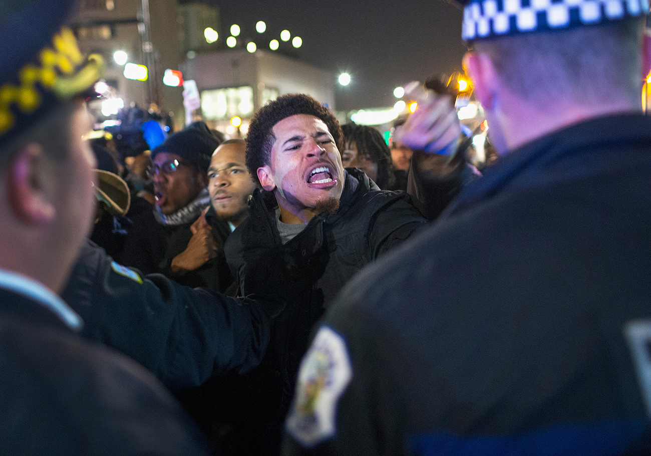 Чикаго, Иллинойс. Демонстранты на акции протеста после публикации видео, в котором видно как полицейский Джейсон Ван Дайк всадил 16 пуль в тёмнокожего подростка Лэкуэна Макдональда. Фото: Scott Olson/Getty Images
