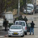Израильские силы безопасности в арабской деревне Aрaрa в поисках Нашата Мильхема, совершившего теракт в Тель-Авиве.