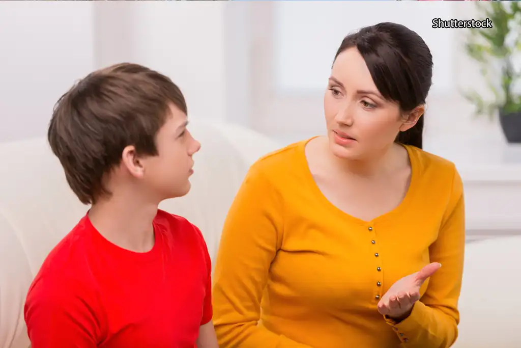 Уважение научить. Учитель беседует с детьми. Воспитание ребенка. Родители и дети. Уважение научить.